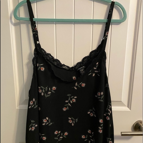 ❌SOLD❌ BLACK FLORAL GEORGETTE LACE TRIM CAMI - Picture 3 of 5